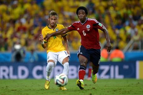 Carlos Sánchez y Neymar. Brasil vs Colombia. Todas las Sombras. Fuente: http://todaslassombras.blogspot.com/2016/10/de-yepes-carlitos-sanchez_46.html