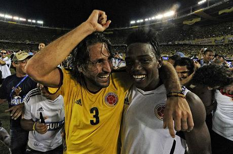 Mario Yepes y Carlos Sánchez. Selección Colombia. Todas Las Sombras. Fuente:http://todaslassombras.blogspot.com/2016/10/de-yepes-carlitos-sanchez_46.html 