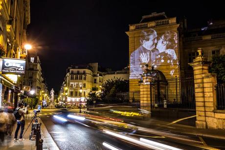 El artista que proyectó 100 parejas besándose en los edificios de París