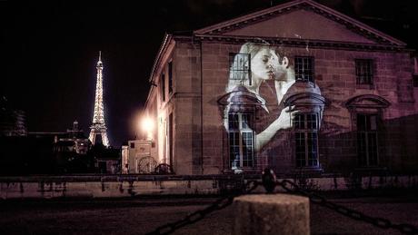 El artista que proyectó 100 parejas besándose en los edificios de París