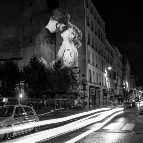 El artista que proyectó 100 parejas besándose en los edificios de París