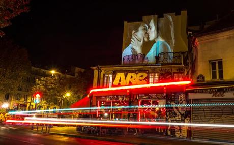 El artista que proyectó 100 parejas besándose en los edificios de París