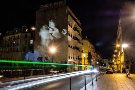 El artista que proyectó 100 parejas besándose en los edificios de París