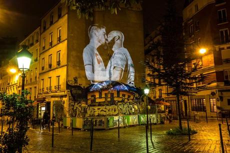 El artista que proyectó 100 parejas besándose en los edificios de París