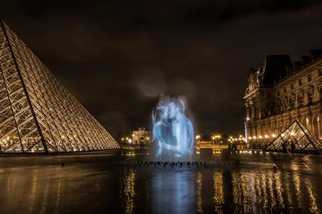 El artista que proyectó 100 parejas besándose en los edificios de París