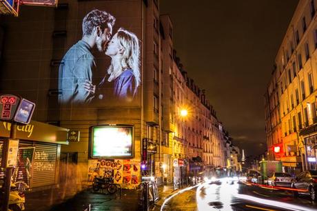 El artista que proyectó 100 parejas besándose en los edificios de París