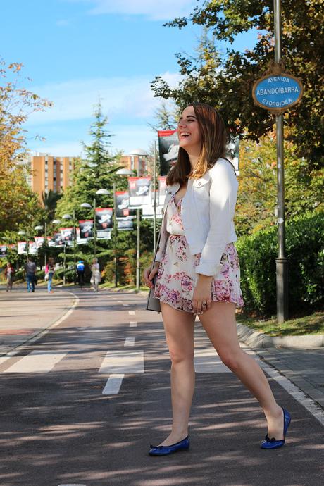 Mono de flores también para otoño