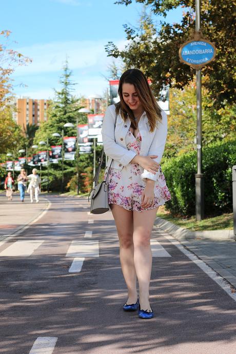 Mono de flores también para otoño