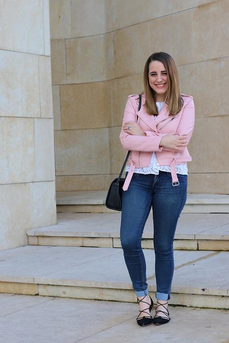 Outfit de diario con biker rosa