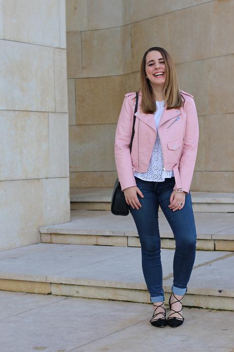 Outfit de diario con biker rosa