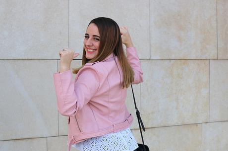 Outfit de diario con biker rosa