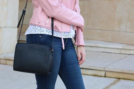 Outfit de diario con biker rosa