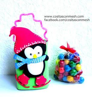 Bolsita de dulces de pingüino navideño reciclando cajas de leche