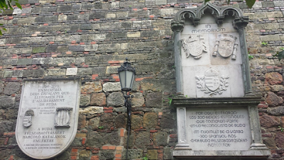 Una curiosa placa en Buda