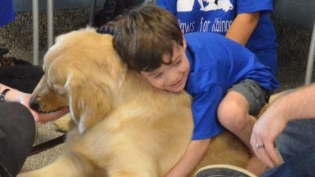 El emotivo momento en que un niño con autismo logra por primera vez en su vida dar un abrazo y fue a un perro