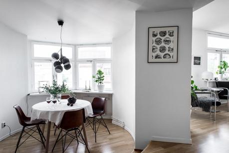 sillas comedor madera estilo escandinavo decoración comedores comedor nórdico comedor mesa redonda comedor en ático Comedor de planta circular blog decoración nórdica 