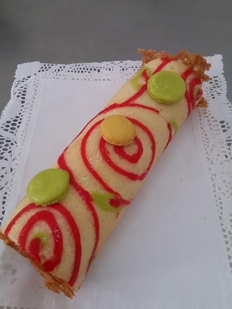 TRONCO SUIZO DECORADO CON CREMA DE QUESO Y FRAMBUESA (DECORATED SWISS ROLL)