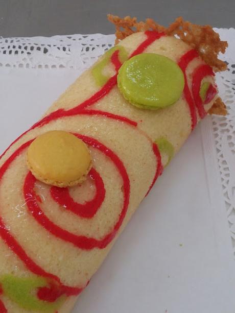 TRONCO SUIZO DECORADO CON CREMA DE QUESO Y FRAMBUESA (DECORATED SWISS ROLL)