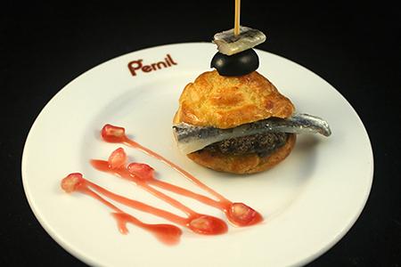 Choux de parmesano relleno con tapenade y boquerón marinado