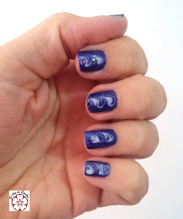 Manicura en azul y blanco