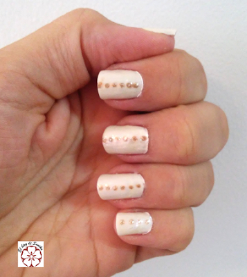 manicura blanca y dorada