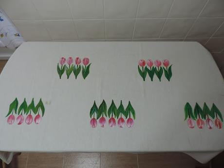 MANTEL DE TULIPANES PINTADO EN TELA