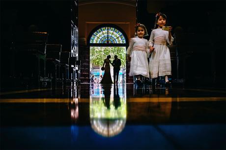 Fotografo-boda-españa-reflejo-iglesia-entrada
