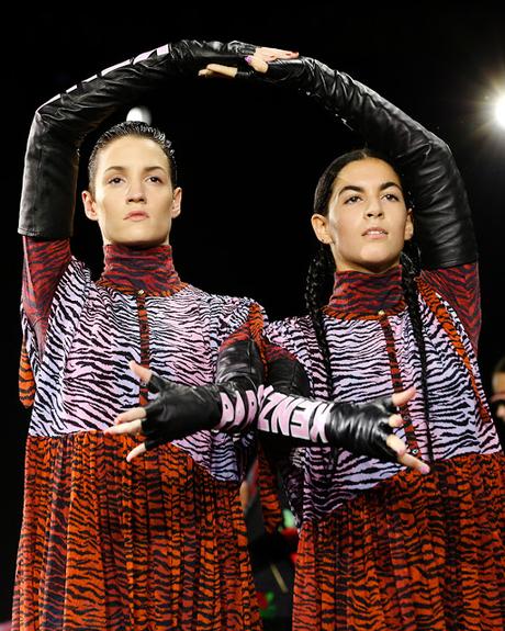 Kenzo presenta su collección para H&M ¡bailando!