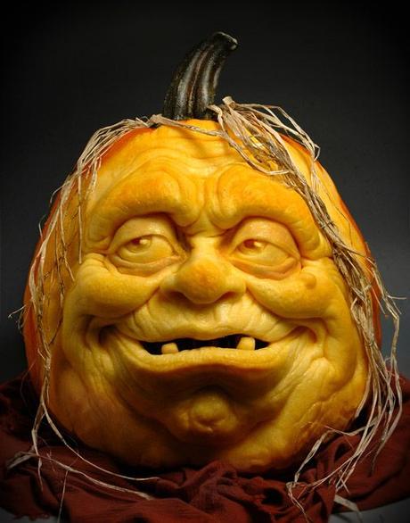 Ray Anthony Villafane, trabajando en la magia de las calabazas Halloween