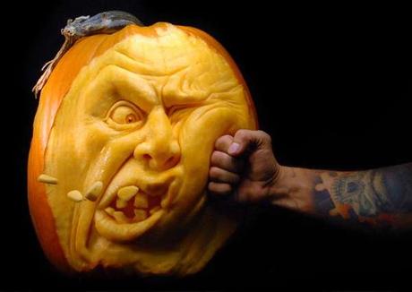 Ray Anthony Villafane, trabajando en la magia de las calabazas Halloween