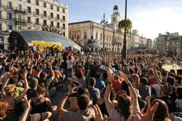 el-movimiento-de-indignados-del-15-m-durante-su-okupacion-de-la-puerta-del-sol-madrid-en-2011