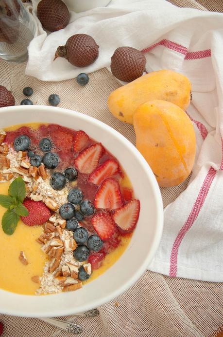 Smoothie bol de mango, fresas y aguaje del Amazonas, saluda al día con energía