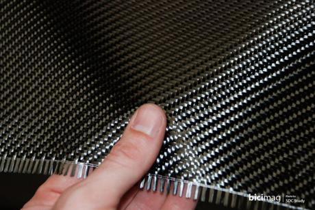 Fibra de carbono o aluminio para ciclistas