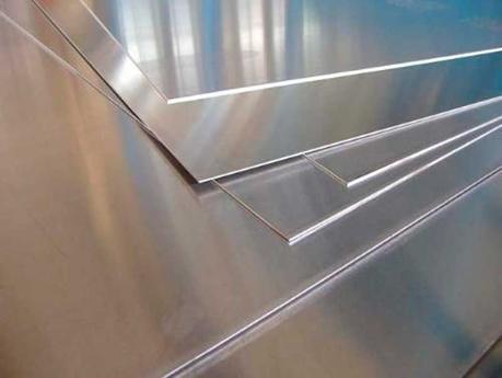 Fibra de carbono o aluminio para ciclistas