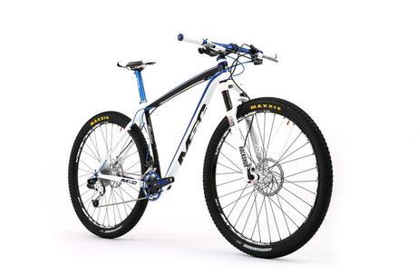 Fibra de carbono o aluminio para ciclistas