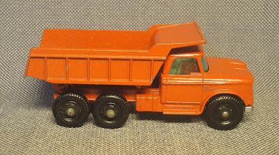 Camión Dodge volcador