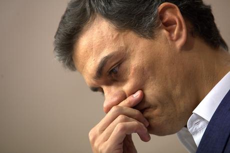 MADRID 29/10/2016 POLITICA Pedro Sanchez durante su comunicado de prensa tras hacer entrega de su acta como Diputado en el registro del Congreso de los Diputados este medidodia .imagen DAVID CASTRO