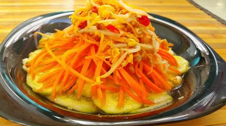 Ensalada china de pepino y zanahoria con vinagreta de ajo y jengibre