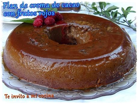 Flan de crema de cacao con frutos rojos