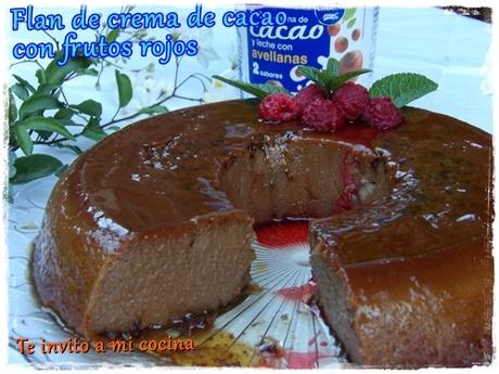 Flan de crema de cacao con frutos rojos