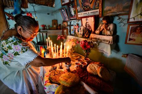 La Fiesta de Muertos en Campeche (México) se celebra dando brillo a sus huesos Los restos son sacados de las tumbas, lavados, adornados y los familiares charlan con ellos