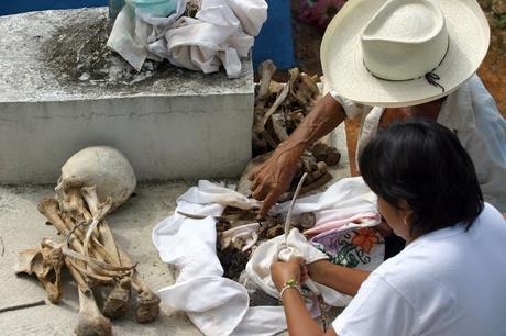 La Fiesta de Muertos en Campeche (México) se celebra dando brillo a sus huesos Los restos son sacados de las tumbas, lavados, adornados y los familiares charlan con ellos