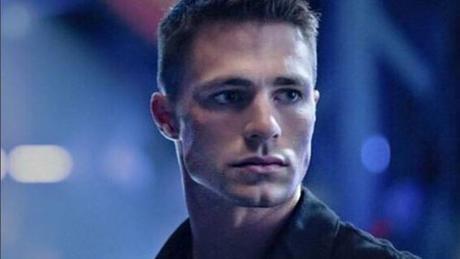 actor-de-arrow-sorprende-con-llamativo-y-atrevido-disfraz-de-halloween