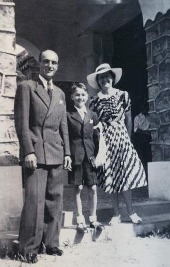 Jacques Chirac con sus padres. Año 1944