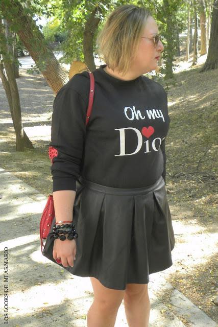 oh-my-dior-sudadera-look-otoño-falda-negra-polipiel-los-looks-de-mi-armario-blogger-madrid-talla-grande-curvy-girl-plus-size-look-rojo-y-negro-labios-rojos01 http://www.loslooksdemiarmario.com/2016/10/sudadera-oh-my-dior-look-curvy.html