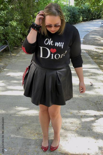 oh-my-dior-sudadera-look-otoño-falda-negra-polipiel-los-looks-de-mi-armario-blogger-madrid-talla-grande-curvy-girl-plus-size-look-rojo-y-negro-labios-rojos01 http://www.loslooksdemiarmario.com/2016/10/sudadera-oh-my-dior-look-curvy.html