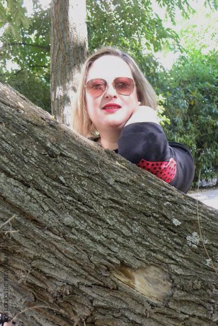 oh-my-dior-sudadera-look-otoño-falda-negra-polipiel-los-looks-de-mi-armario-blogger-madrid-talla-grande-curvy-girl-plus-size-look-rojo-y-negro-labios-rojos01 http://www.loslooksdemiarmario.com/2016/10/sudadera-oh-my-dior-look-curvy.html