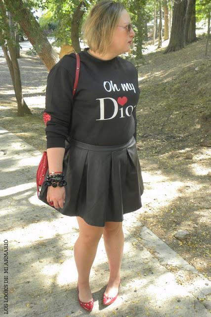 oh-my-dior-sudadera-look-otoño-falda-negra-polipiel-los-looks-de-mi-armario-blogger-madrid-talla-grande-curvy-girl-plus-size-look-rojo-y-negro-labios-rojos01 http://www.loslooksdemiarmario.com/2016/10/sudadera-oh-my-dior-look-curvy.html