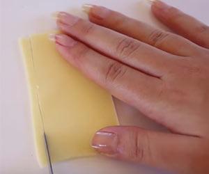 4 Recetas de ‘Halloween’ para preparar snacks salados cortar-el-queso-en-tiras-finas