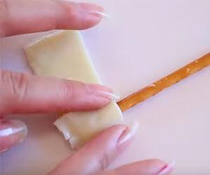 4 Recetas de ‘Halloween’ para preparar snacks salados escoba-de-halloween-tranchetes-y-pan